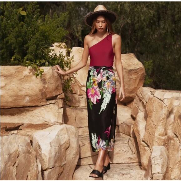 NIB Walter Baker New Paradise Versatile Sarong Magnolia Floral - Picture 1 of 7